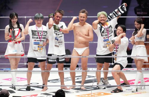 梅野(左から3人目)は芦沢竜誠に判定勝利しポーズを決める(撮影･森本幸一)