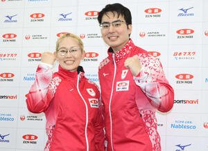 日本代表ユニホームを着てガッツポーズする小穴(左)と青木(撮影･保坂果那)