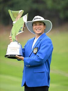 プロ初優勝を飾りトロフィーを掲げる勝俣陵(撮影･和賀正仁)