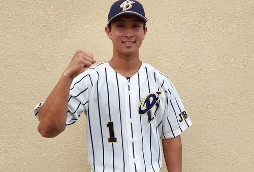 初回、2死一、二塁から先制の左前適時打を放ちガッツポーズを見せる上武大の西原(撮影･保坂淑子)