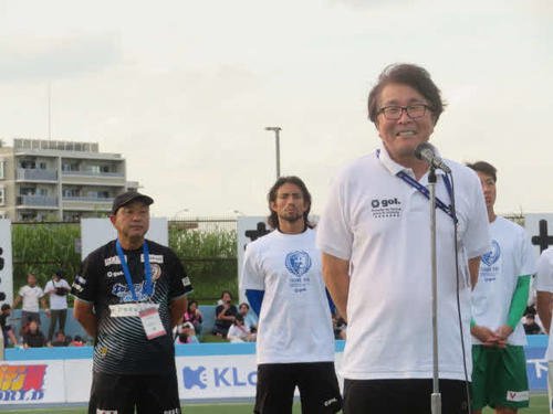ファン･サポーターにあいさつする南葛SCオーナー兼代表取締役社長の高橋陽一氏。左端は風間八宏監督