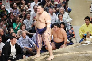 優勝決定戦で大の里(左)は豊昇龍を寄り倒しで破り幕内優勝を飾る(撮影･宮地輝)