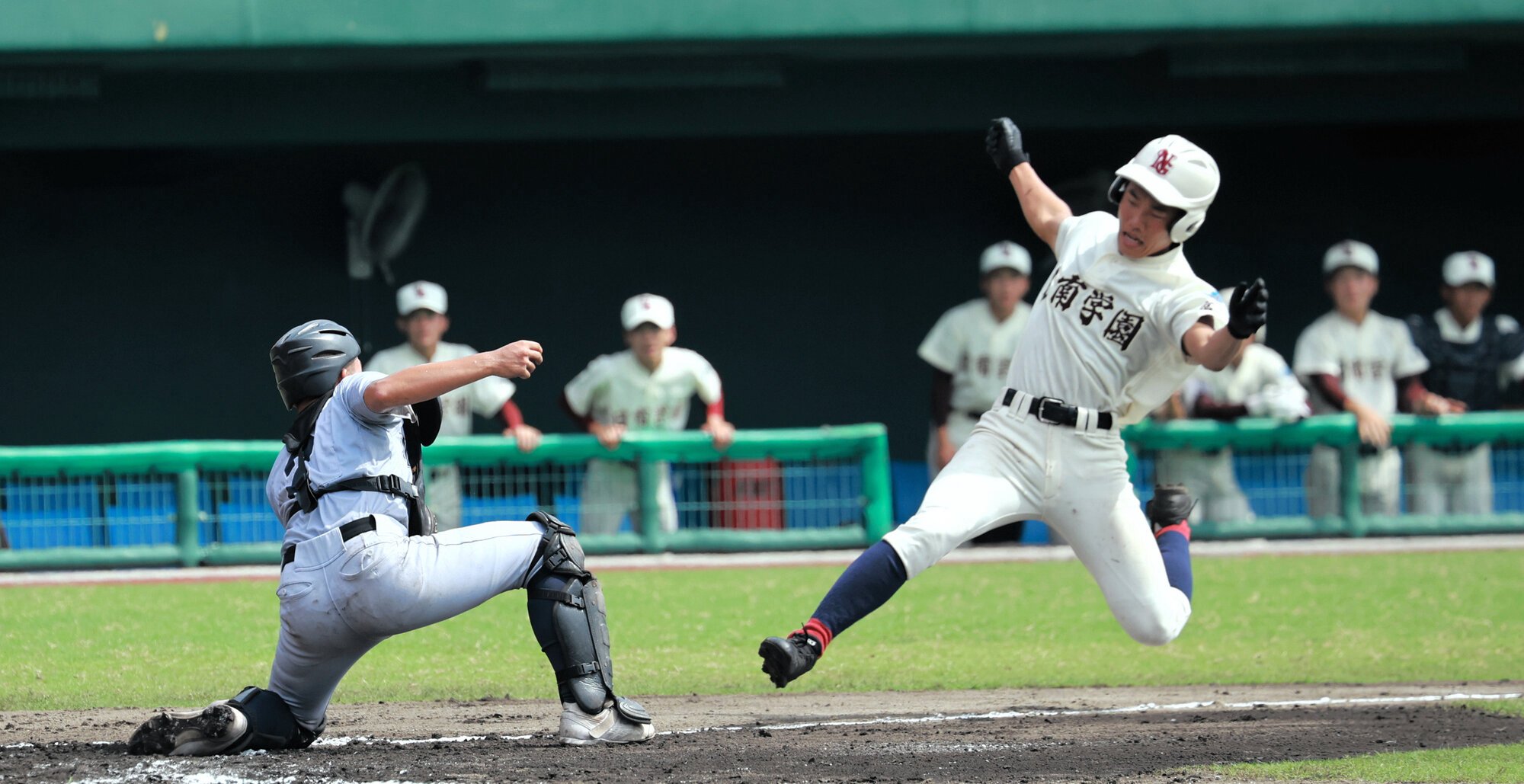 宮崎学園―日南学園　七回裏日南学園2死一、二塁、田中の安打で二塁走者村瀬が本塁を突くも、タッチアウト。捕手吉留=2025年9月28日午後0時26分、サンマリン、奥正光撮影