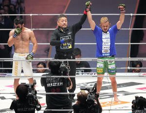 扇久保(右)はガジャマトフを判定で破る(撮影･森本幸一)