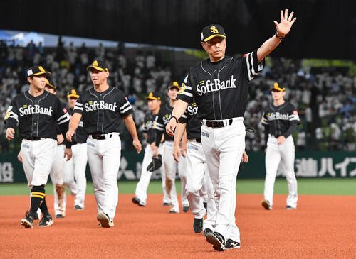 西武対ソフトバンク　ベルーナドームでの今季最終戦を終え、ファンに手を振りながら引き揚げるソフトバンク小久保監督(撮影･岩下翔太)