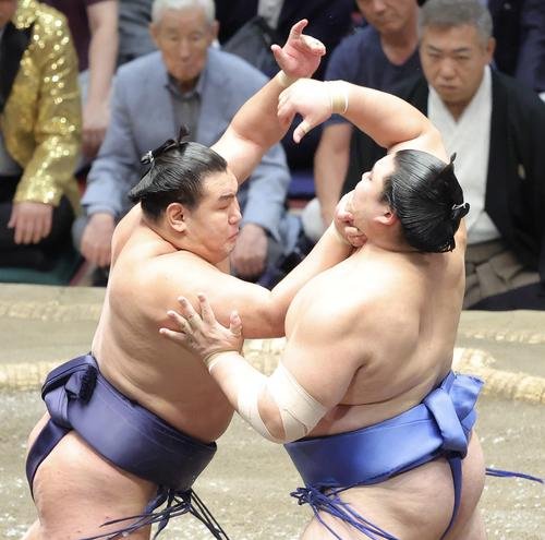 激しくぶつかり合う豊昇龍(左)と大の里(撮影･河田真司)
