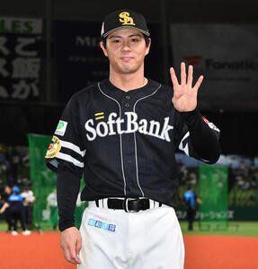 西武対ソフトバンク　ヒーローインタビューを終え、手で4安打の4をつくるソフトバンク佐藤直(撮影･岩下翔太)