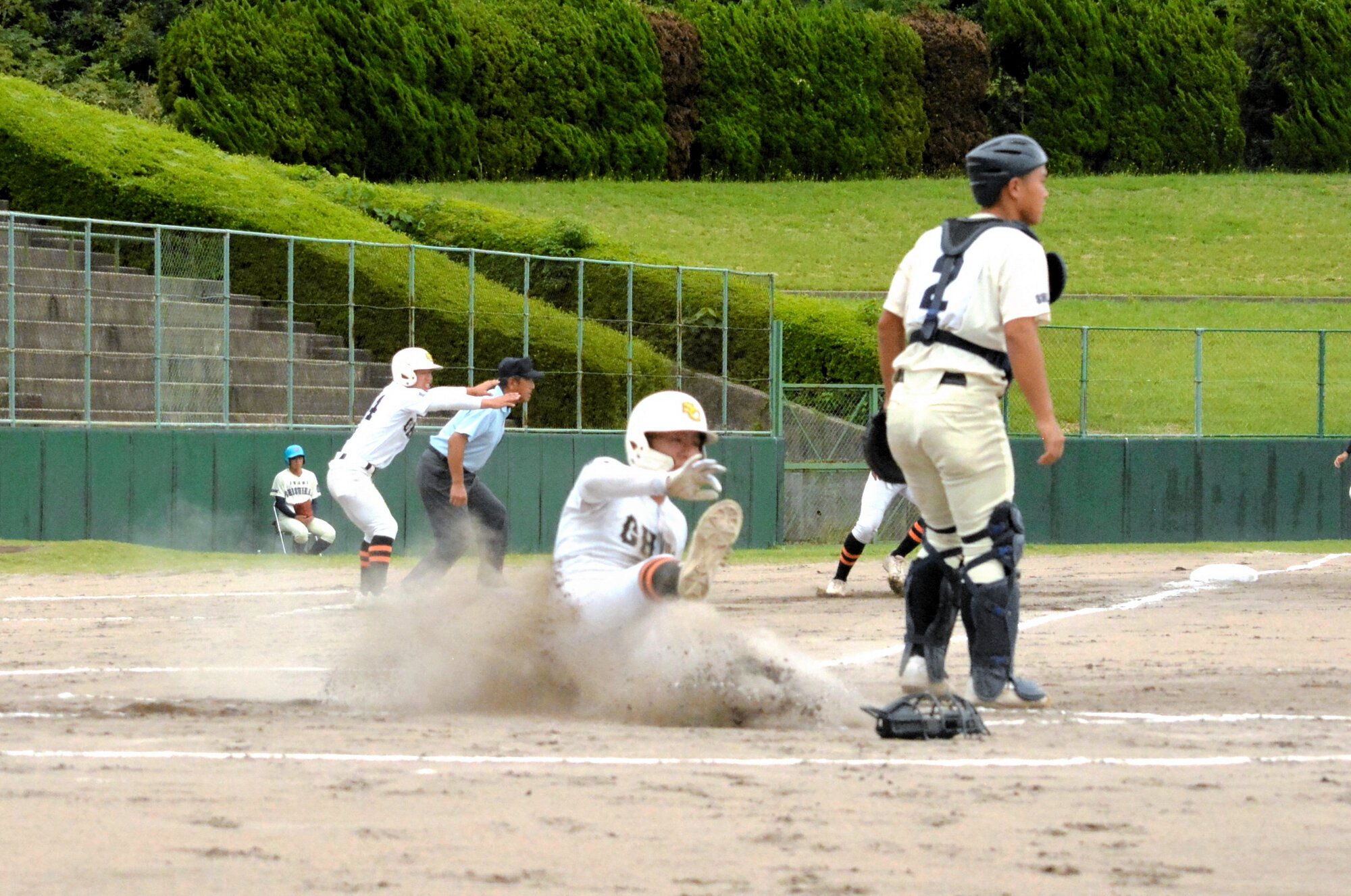 島根中央―石見智翠館　二回表、島根中央･筒井が生還し、先制=2025年9月28日午後1時4分、松江市営野球場、堀田浩一撮影