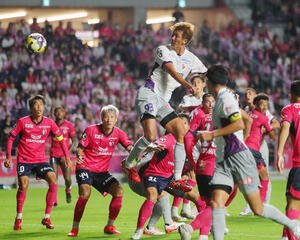 C大阪対京都　後半、ヘディングシュートを決める京都長沢(撮影･上山淳一)