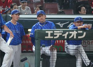 広島対DeNA 4回裏広島、戦況を見つめる三浦監督(中央)(撮影･加藤孝規)