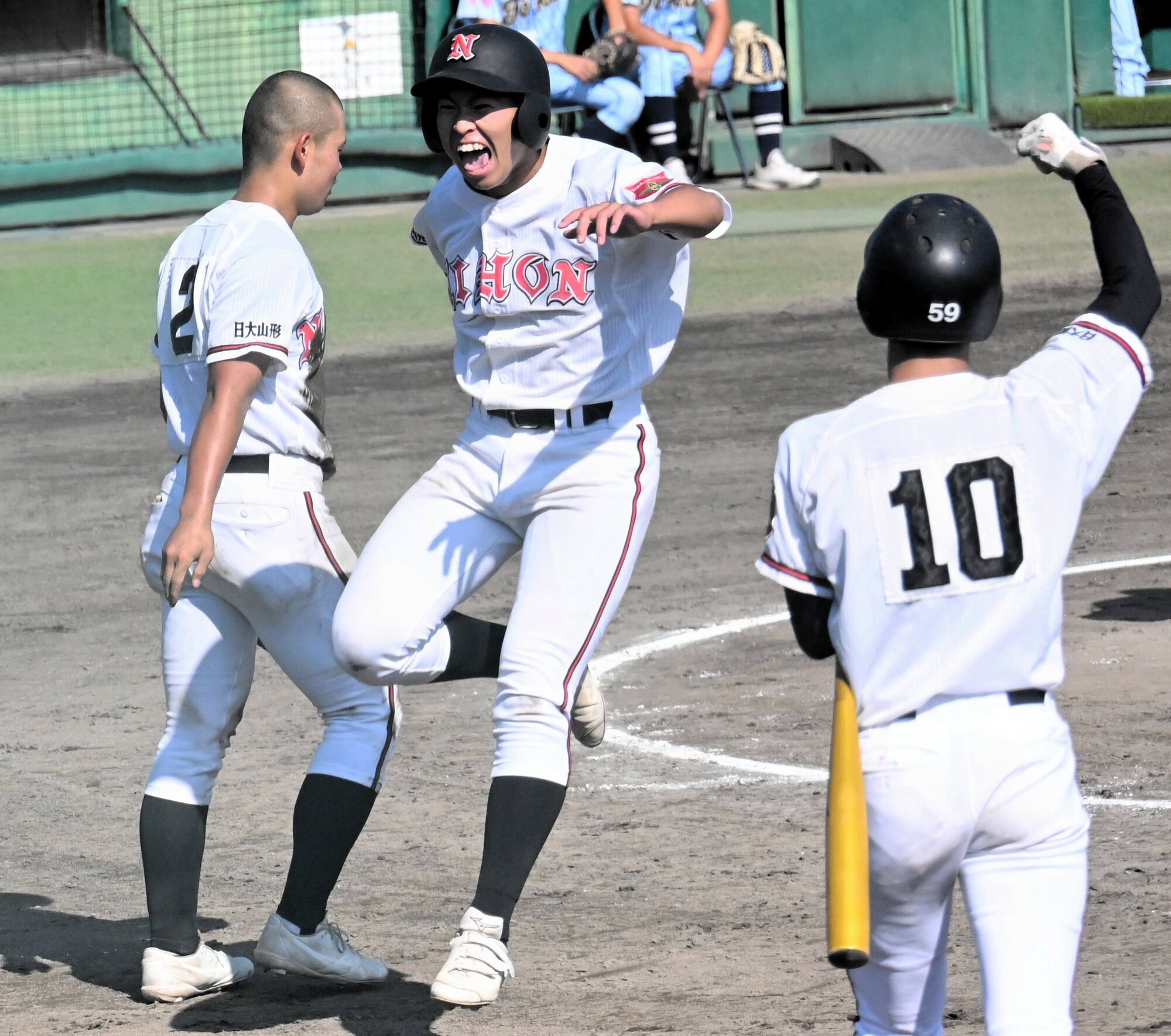日大山形―東海大山形　五回、日大山形の代打鈴木の3点三塁打でホームインして喜ぶ大槻=2025年9月28日、ヤマリョー、渡部耕平撮影