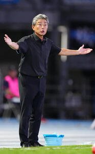川崎F対柏　前半、アピールする川崎F長谷部監督(撮影･江口和貴)