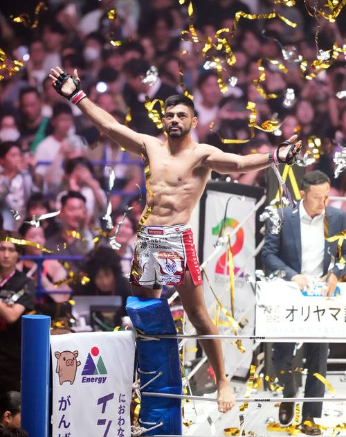勝利に喜ぶソウザ(撮影･森本幸一)