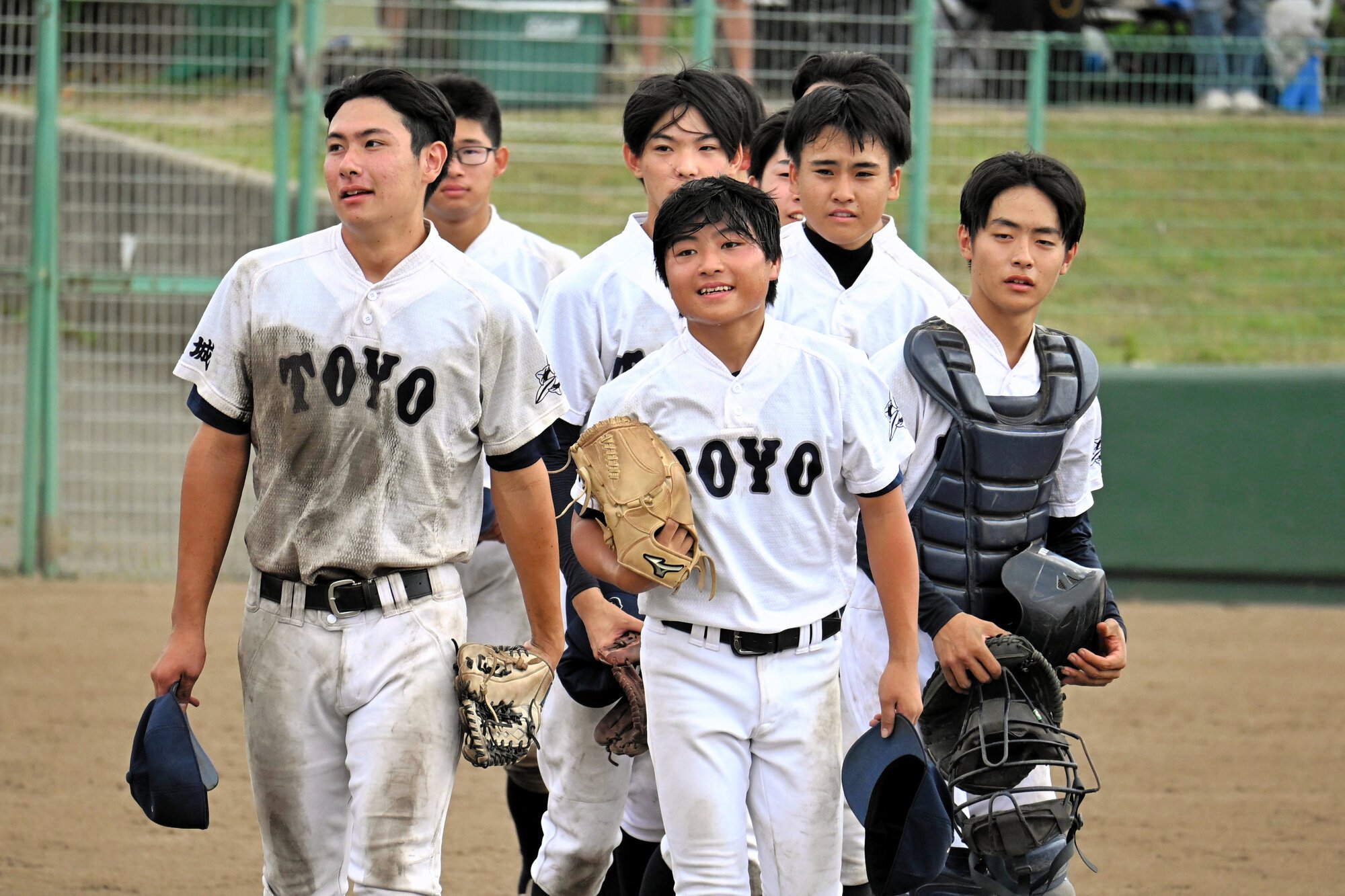 優勝を決め、喜ぶ東洋大牛久の選手たち=2025年9月28日、茨城県美浦村受領、後藤隆之撮影