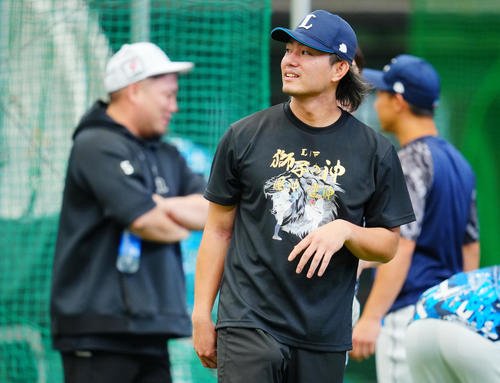 西武対ソフトバンク　試合前練習を終え笑顔を見せる西武今井(撮影･垰建太)