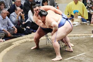 優勝決定戦で大の里(手前)は豊昇龍を寄り倒しで破り幕内優勝を飾る(撮影･宮地輝)