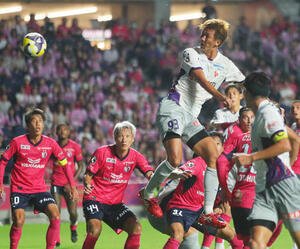 C大阪対京都　後半、ヘディングシュートを決める京都長沢(93番)(撮影･上山淳一)
