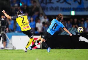 川崎F対柏　後半、ゴールを決める柏三丸(左)(撮影･江口和貴)