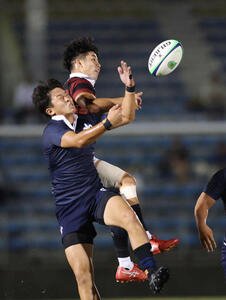 早大対立大　前半、ボールを取り合う早大･矢崎(上)と立大･有賀(撮影･増田悦実)