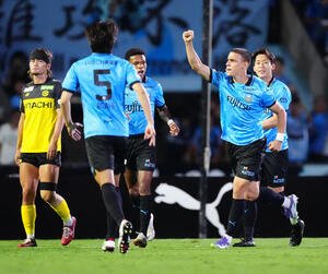 川崎F対柏　前半、PKで先制ゴールを決め喜ぶ川崎Fロマニッチ(手前右)(撮影･江口和貴)