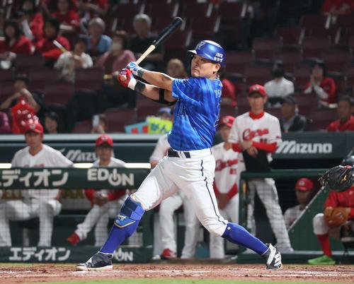 広島対DeNA 8回表DeNA2死満塁、筒香は走者一掃の左適時二塁打を放つ(撮影･加藤孝規)
