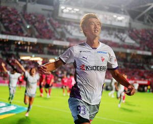 C大阪対京都　後半、ヘディングシュートを決める京都長沢(撮影･上山淳一)