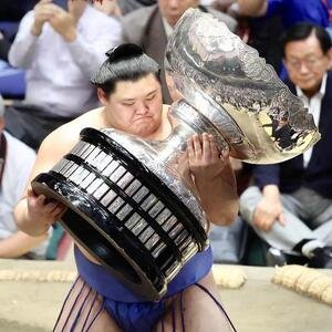内閣総理大臣杯を受け取る大の里(撮影･河田真司)