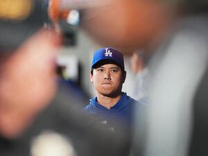 マリナーズ対ドジャース　スタメンから外れ、ベンチから試合を見守るドジャース大谷(撮影･菅敏)