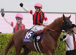 スプリンターズステークスをウインカーネリアンで制して歓喜する三浦皇成騎手