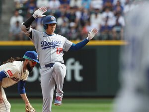 一回表ドジャース無死、大谷翔平は二塁打で出塁し、塁上でポーズをとる=金居達朗撮影