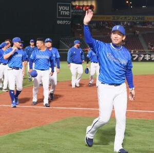 広島対DeNA　広島最終戦で大勝しファンに手を振る三浦監督ら(撮影･加藤孝規)