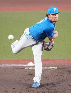 ロッテ対日本ハム　先発し力投する日本ハム伊藤(撮影･鈴木みどり)