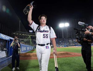 ヤクルト対巨人　試合後、右翼スタンドのファンに手を振り引き揚げるヤクルト村上(撮影･浅見桂子)