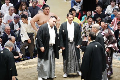 優勝決定戦で物言いが付き協議を待つ大の里(撮影･宮地輝)