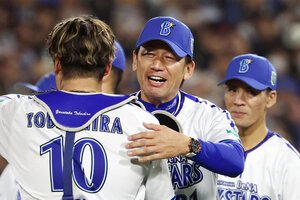昨季の日本シリーズを制し、DeNAの捕手戸柱恭孝⑩と喜び合う三浦大輔監督(中央)=2024年11月3日