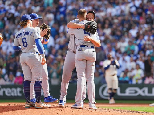 マリナーズ対ドジャース　6回途中、降板するドジャース･カーショーは、マウンドでフリーマン(右から2人目)とハグする(撮影･菅敏)
