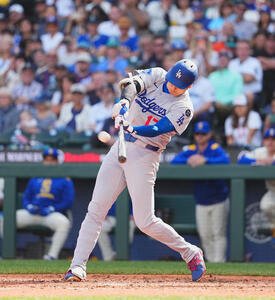 マリナーズ対ドジャース　7回表ドジャース2死、中越えに55号ソロ本塁打を放つ大谷(撮影･菅敏)