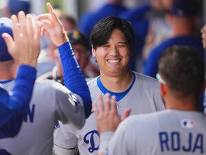マリナーズ対ドジャース　7回表ドジャース2死、中越えに55号ソロ本塁打を放ち、ナインに迎えられる大谷(撮影･菅敏)