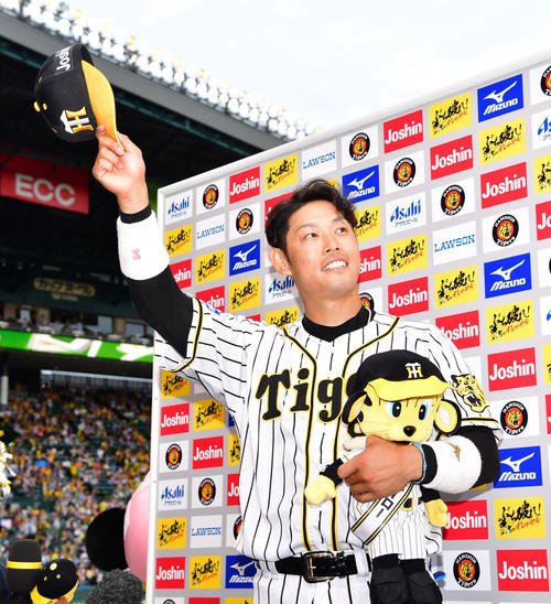 19年6月9日、阪神対日本ハム　サヨナラ打を放ちお立ち台でヒーローインタビューを受ける原口