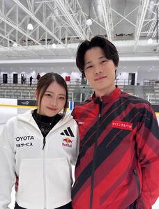 カップル結成を発表した紀平梨花(左)と西山真瑚(紀平梨花のインスタグラムから)