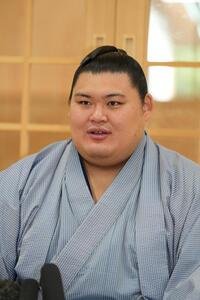一夜明け会見に臨む大の里(撮影･小沢裕)