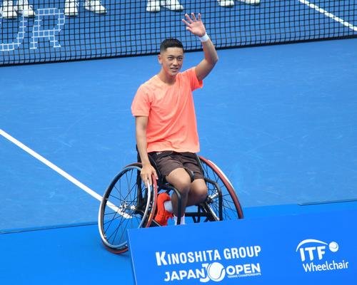 木下グループ･ジャパン･オープン車いすの部を制し、会場の声援に応える小田凱人(撮影･勝部晃多)