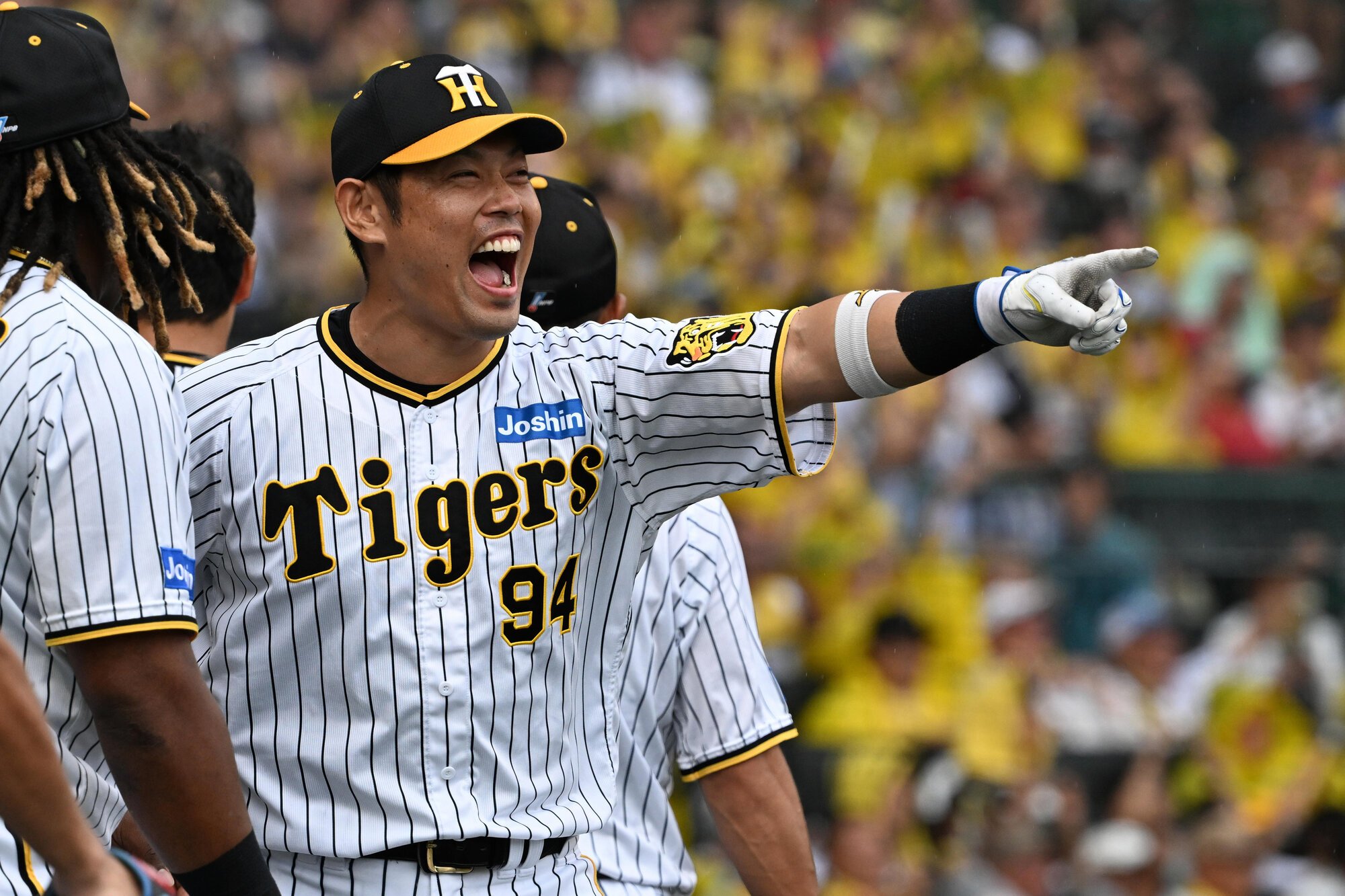 チームの勝ち越しを喜ぶ阪神の原口文仁選手=2023年9月10日、阪神甲子園球場、白井伸洋撮影