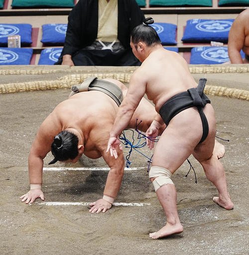 炎鵬(右)は風の湖を引き落としで破る(撮影･小沢裕)