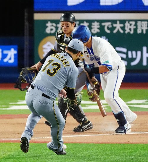 DeNA対阪神　11回裏DeNA無死一塁、投前にバントした山本(後方右)は捕手坂本(後方左)から走塁妨害を受けたとの判定でセーフとなる(撮影･清水貴仁)