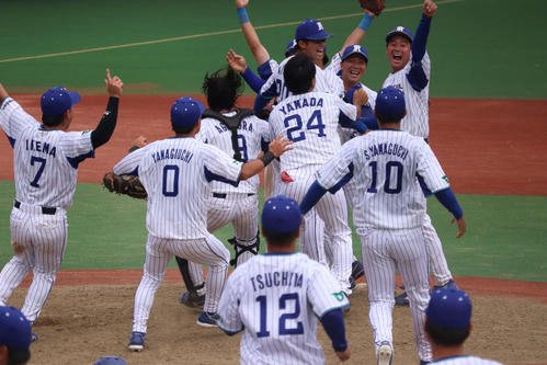 4大会連続13回目の出場を決め喜ぶ日本製鉄鹿島の選手たち(撮影･保坂淑子)