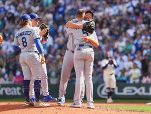 マリナーズ対ドジャース　6回途中、降板するドジャース･カーショーは、マウンドでフリーマン(右から2人目)とハグする(撮影･菅敏)