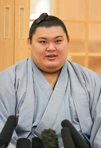 一夜明け会見に臨む大の里(撮影･小沢裕)