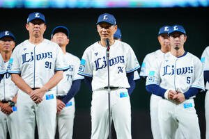 西武対ロッテ　本拠地最終戦セレモニーであいさつする西武西口監督(中央)(撮影･垰建太)
