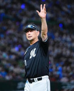 西武対ロッテ　スタンドのファンへのあいさつを終え手を振りながら引き揚げるロッテ吉井監督(撮影･垰建太)